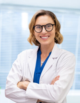 Dr. Sarah Jones, a dentist and oral hygiene specialist
